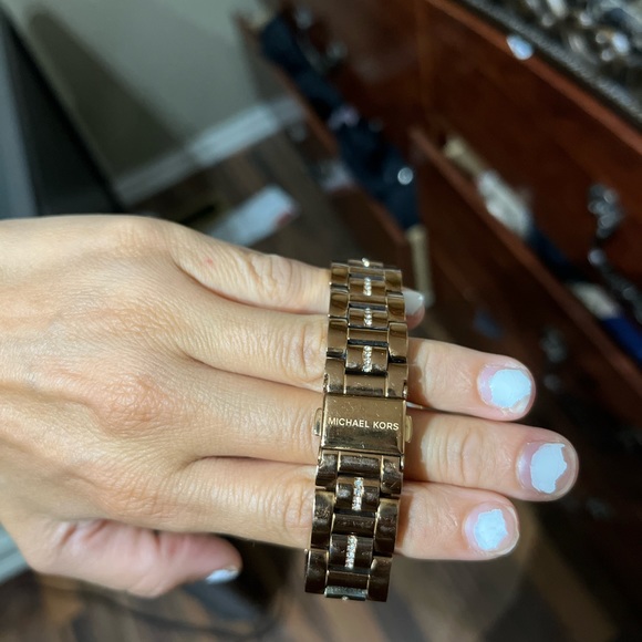 Micheal Kors rose gold watch✨😍 - Picture 5 of 9